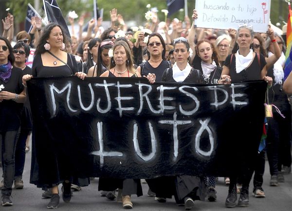 Masivas protestas mantienen presión sobre Piñera