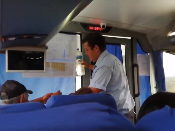 Chofer y guarda de micro dieron agua a los pasajeros | guarda, micro