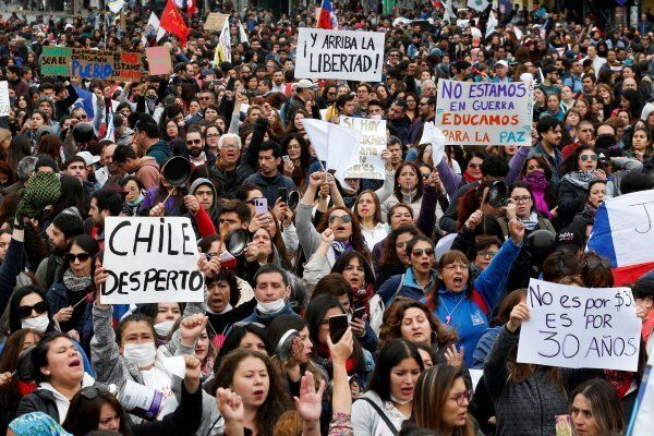 Centenares de manifestantes corean ¡Chile despertó!