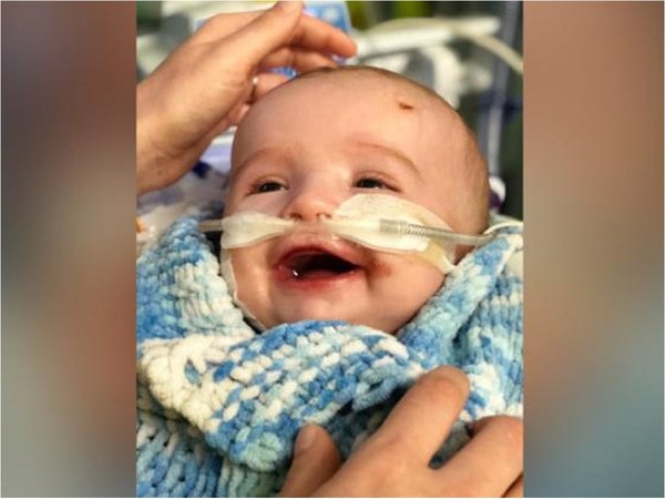 Bebé que estaba en coma despertó y le sonrió a su padre