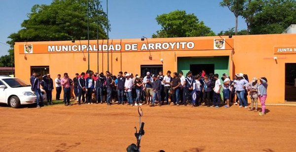 Vecinos y estudiantes se apoderan de Municipalidad de Arroyito | Noticias Paraguay