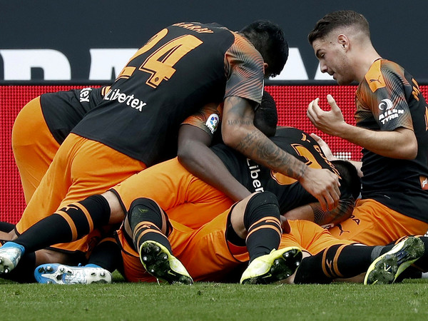 Valencia triunfa ante un Espanyol que sigue sin ganar de local