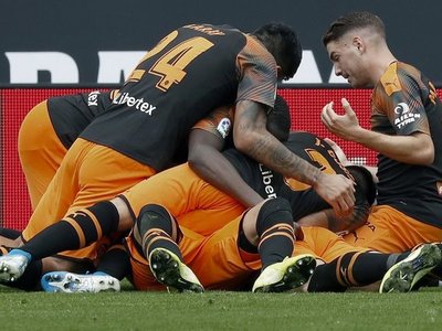 El Valencia remonta y hunde al Espanyol