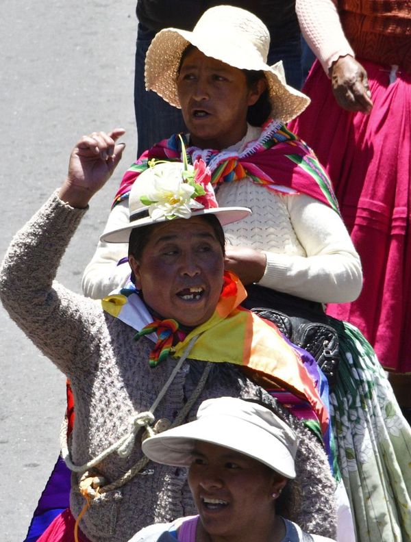 Banderas, peinados, vestimenta: la batalla de símbolos visuales en Bolivia - Mundo - ABC Color