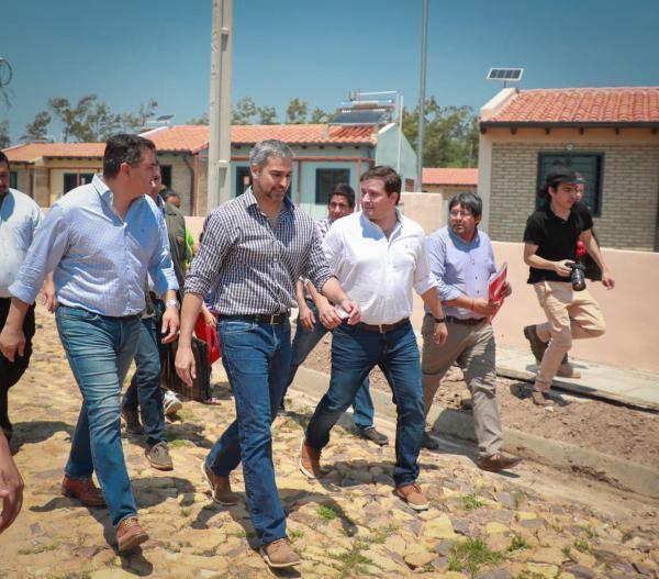 Abdo verifica avance de viviendas sociales y planta de tratamiento de agua potable - ADN Paraguayo