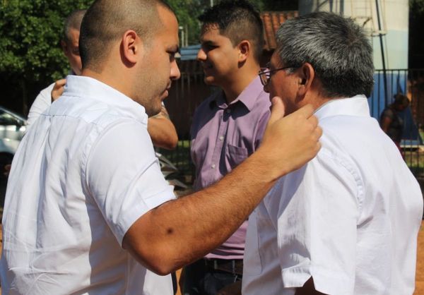 ‘Chechito’ repartió 150 becas en Coronel Oviedo