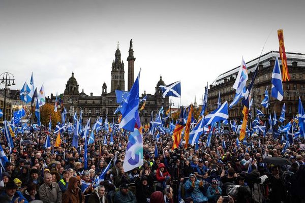 Miles de escoceses marchan por nuevo referéndum de independencia - Mundo - ABC Color