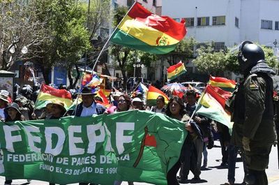 Bolivianos se vuelcan a cementerios y dan respiro a Evo Morales