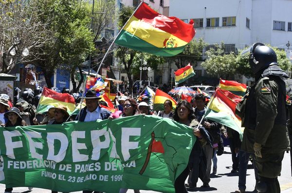 Bolivianos se vuelcan a cementerios y dan respiro a Evo Morales