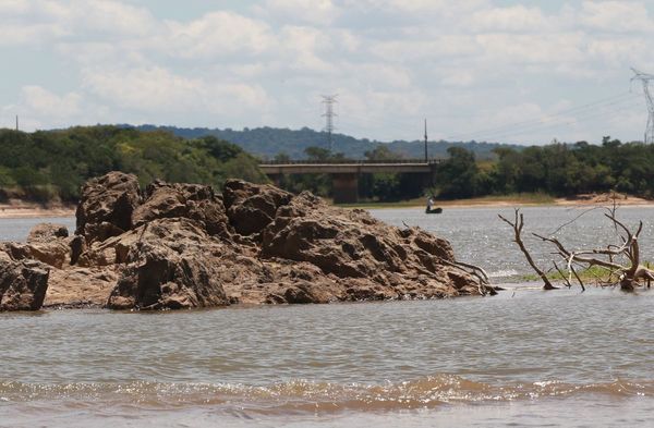 Disponen cese de bombeo de aguas del Tebicuary ante bajante