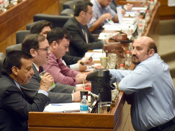Los diputados siguen ratificando el mote de Cámara de la Vergüenza