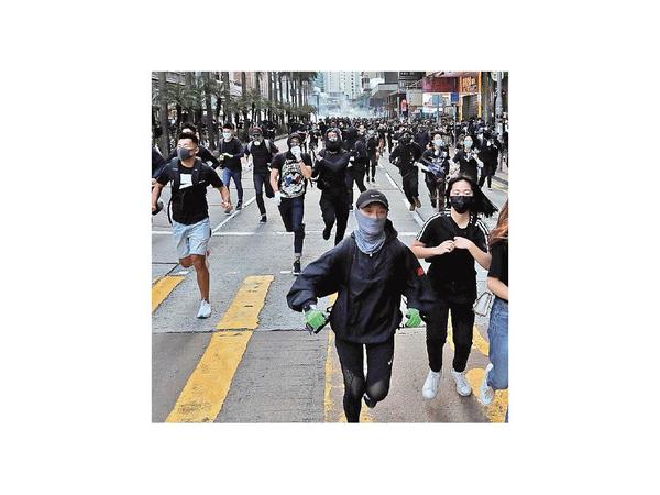 Violentos choques callejeros vuelven a sacudir Hong Kong