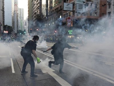 Unos 200 detenidos durante los violentos disturbios en Hong Kong