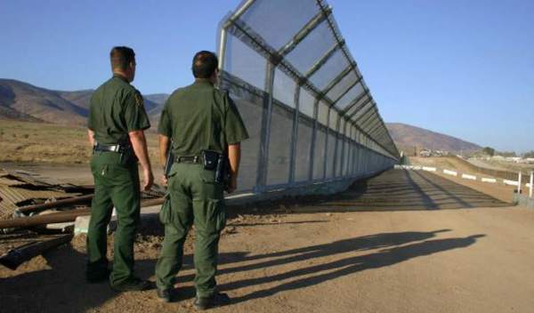 Traficantes rompen con sierras el muro fronterizo de EE. UU