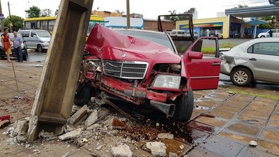 MERCEDES QUEDÓ DESTRUIDO CONTRA UNA COLUMNA