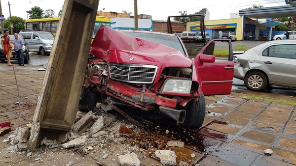 MERCEDES QUEDÓ DESTRUIDO CONTRA UNA COLUMNA