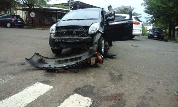 HABRÍA ENTRADO DE CONTRAMANO, CHOCÓ Y ABANDONÓ A SU ACOMPAÑANTE