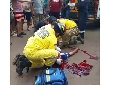 Grave accidente involucró a un motociclista en Ciudad del Este. Autor se dio a la fuga, pero echó la chapa de su vehículo - ADN Paraguayo