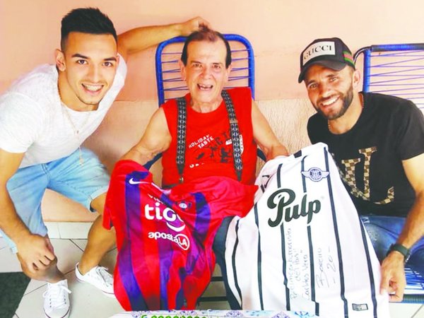 Carlitos Vera recibió una emotiva sorpresa