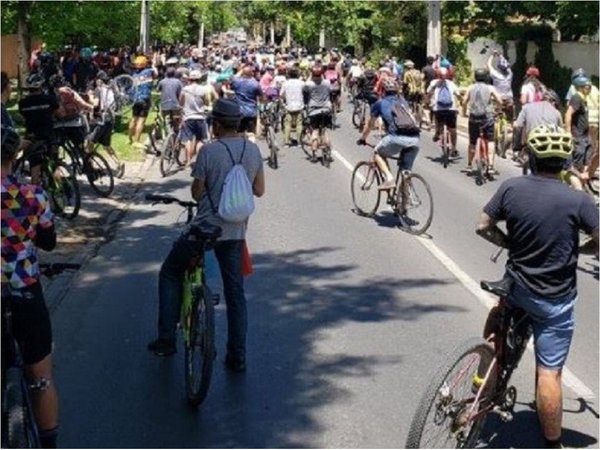 Chilenos en bicicleta se manifiestan ante la vivienda del presidente Piñera