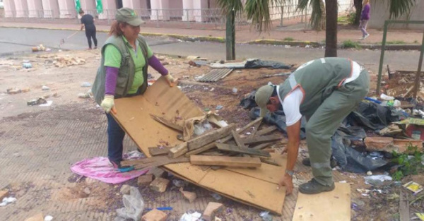 Abandonan la plaza, pero dejan basuras