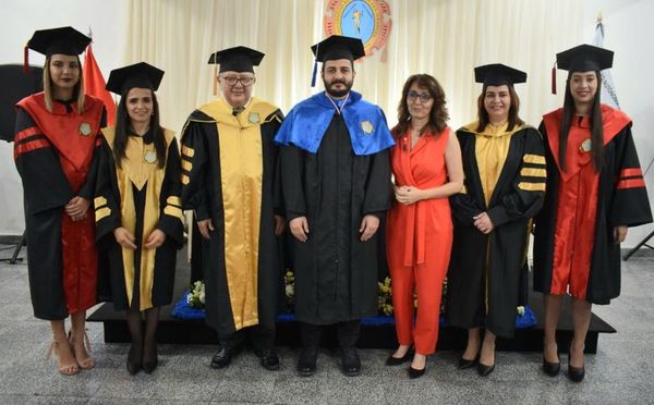 Distinguen a cónsul por apoyo a la educación - Política - ABC Color