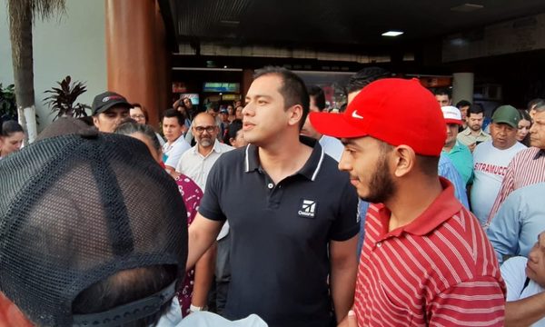 Prieto rechaza escraches y advierte que funcionarios serán despedidos