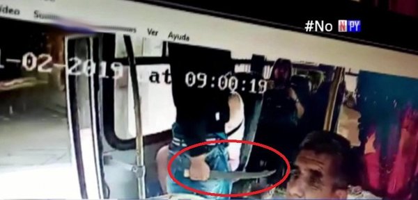 Con machetillo en mano, delincuentes asaltan a pasajeros de un bus | Noticias Paraguay