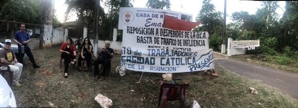 Funcionarios de la UCA protestan frente a la sede de la asamblea de la Conferencia Episcopal. Piden reposición de sindicalistas despedidos - ADN Paraguayo