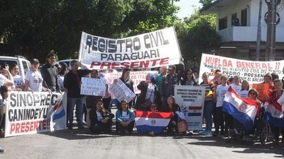 Funcionarios de Registro Civil siguen en huelga
