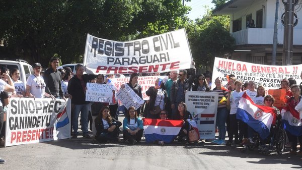 Funcionarios de Registro Civil siguen en huelga