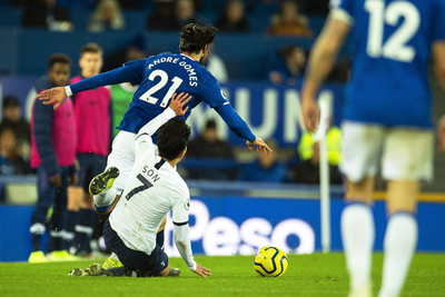 Everton informa que André Gomes sufrió una fractura de tobillo