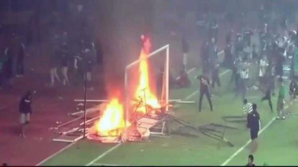 Ultras queman estadio tras mala racha de su equipo