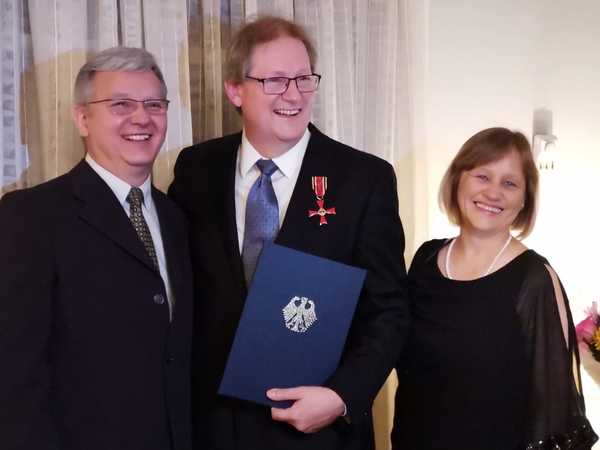 Fundador de Fundación Visión recibe la “Cruz de la Orden del Mérito”