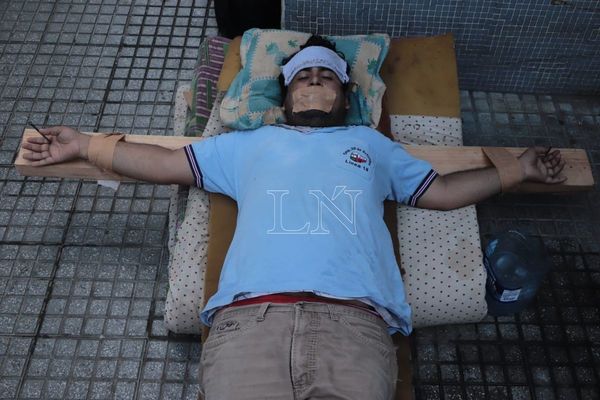 Con cruces y huelga de hambre, choferes de la línea 18 piden trabajar