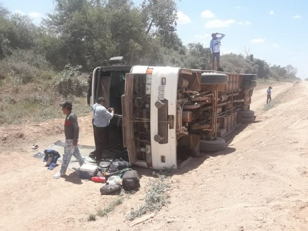 Cinco personas lesionadas tras vuelco de colectivo en el Chaco