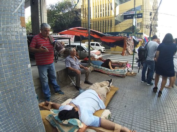Choferes de la Línea 18 crucificados y en huelga de hambre » Ñanduti