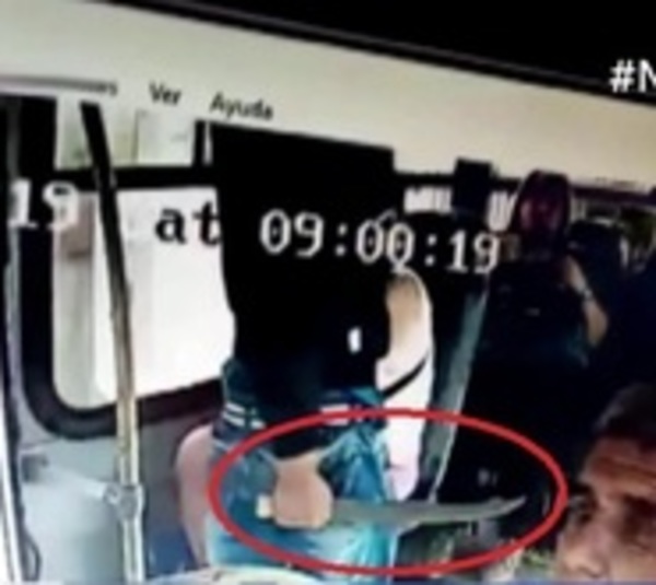 Con machetillo en mano, delincuentes asaltan a pasajeros de un bus - Paraguay.com