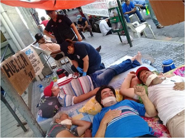 Choferes de la Línea 18 endurecen protesta y uno se crucifica