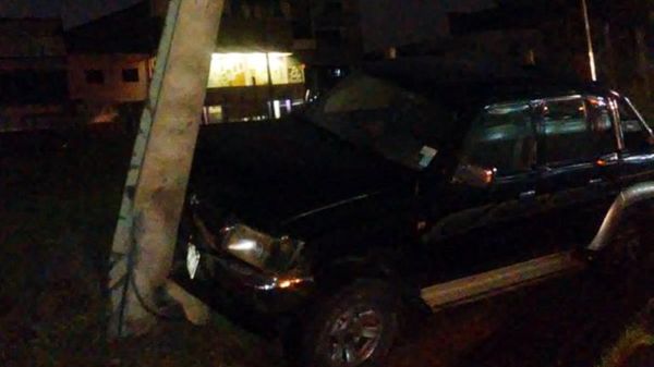 Camioneta choca contra columna y deja sin electricidad al centro de fronteras - Nacionales - ABC Color