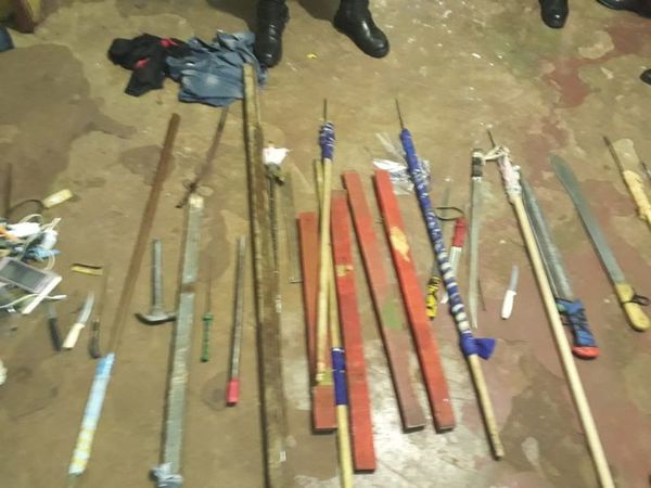 Incautan arsenal de puñales, espadas y lanzas en penal de Pedro Juan Caballero - Nacionales - ABC Color