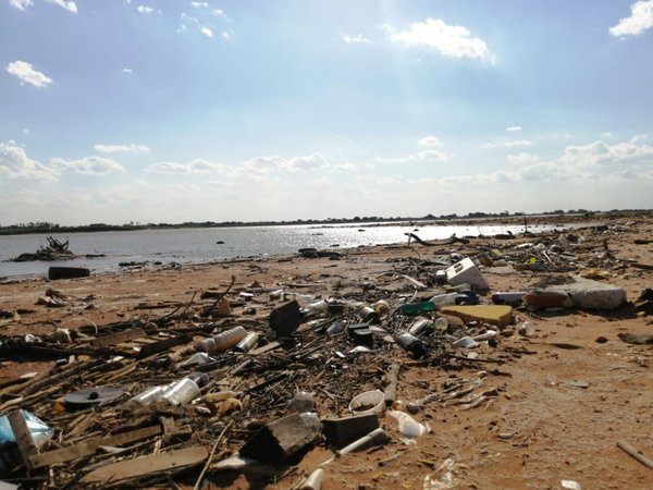 Deplorable estado de la ribera tras baja del río Paraguay