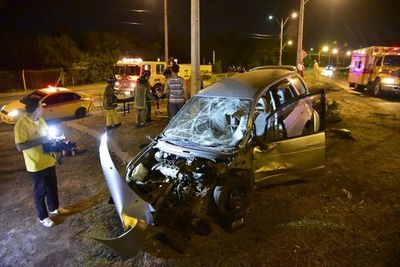 Cinco personas se salvan tras aparatoso choque - Nacionales - ABC Color
