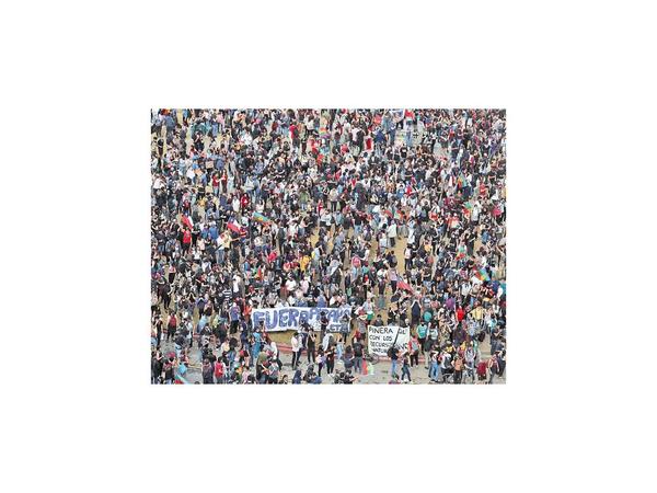 Chilenos no cesan en sus reclamos y retoman las calles