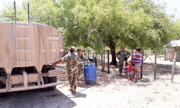 Militares reparten agua en Fuerte Olimpo - Interior - ABC Color