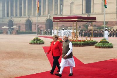 Merkel promete mil millones de euros a India para buses