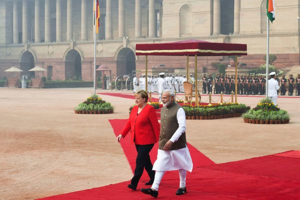 Merkel promete mil millones de euros a India para buses