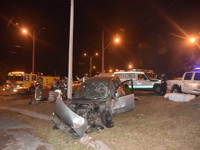 Violento accidente sobre Madame Lynch deja 5 jóvenes heridos | Asunción