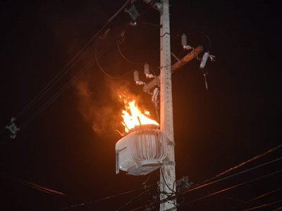 Transformador en llamas dejó sin luz al rollo | ANDE, Bomberos Voluntarios, Mariano Roque Alonso