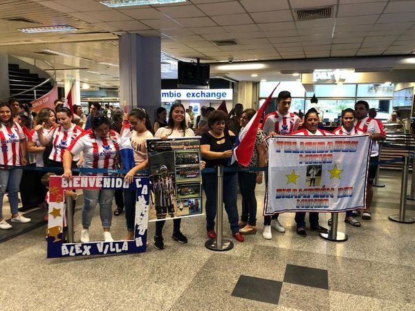 Una multitud para recibir a la C13 - Fútbol - ABC Color